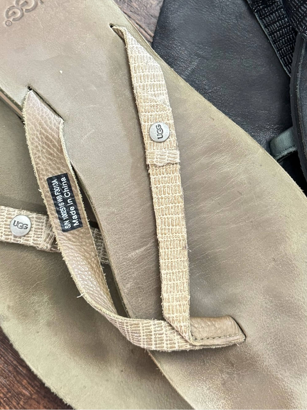 UGG Beige and Black Flip Flop Sandals Duo Size 8 - Picture 3 of 11